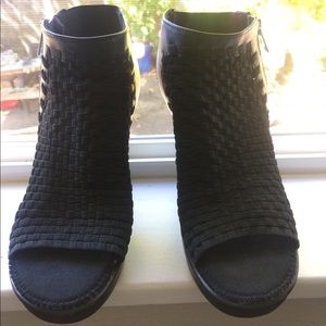 Steven Madden Black woven pattern